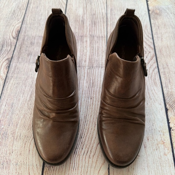 BareTraps Roper Zip Up Round Almond Toe Block Heel Brown Ankle Booties - Picture 2 of 11